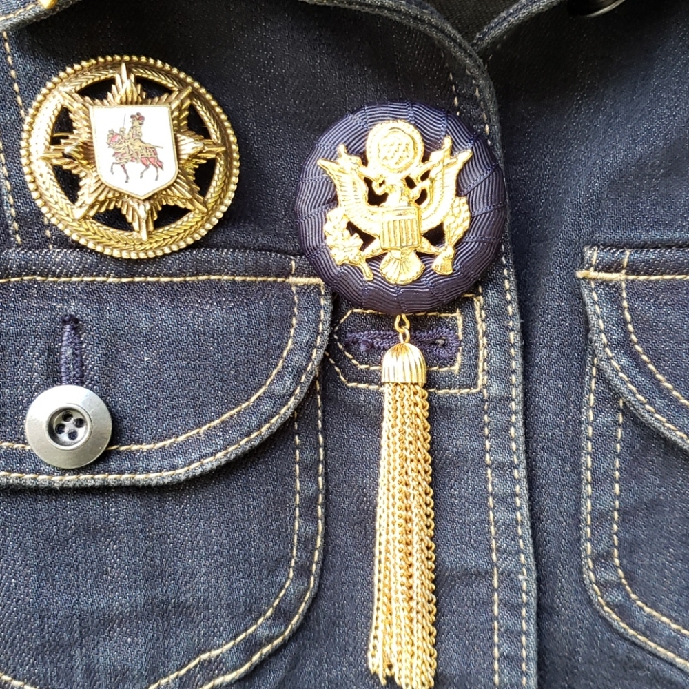 VTG brooch coat of arms medallion/w fringes - Picture 2 of 11